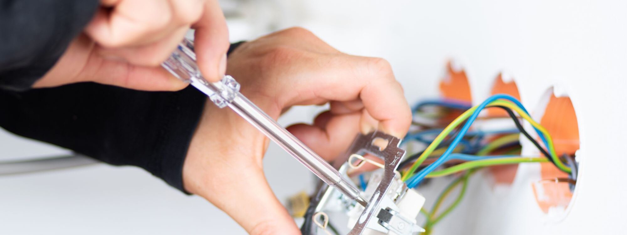 Comment installer une prise électrique ? Saint-Louis